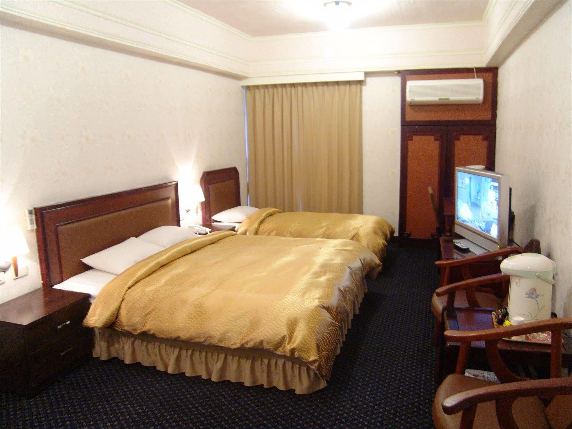 Sin Fu Business Hotel Taichung Exterior foto